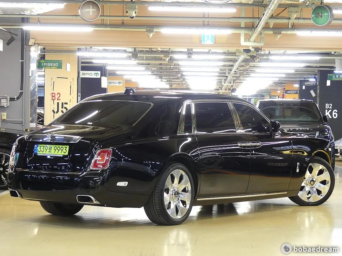 Rolls-Royce Phantom 2024 photo 3