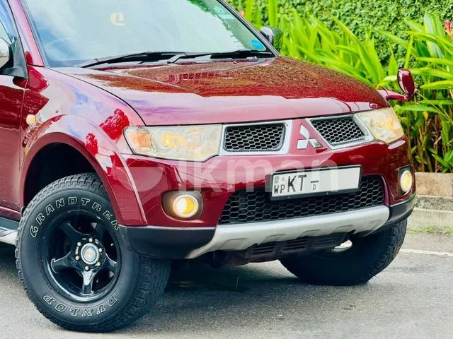 Mitsubishi Montero 2012 photo 2