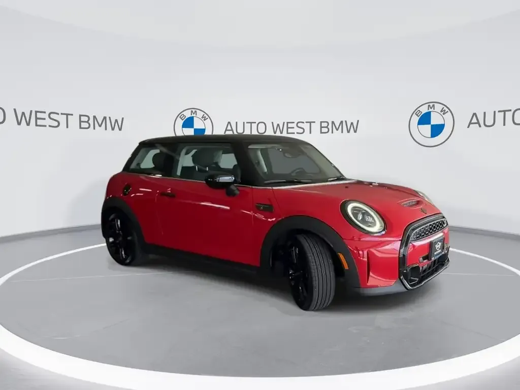 Mini 3 Door 2024 photo 2