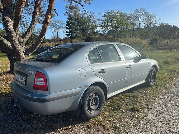 Skoda Octavia 2002 photo 2