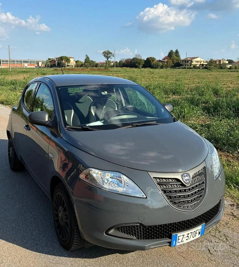 Lancia Ypsilon