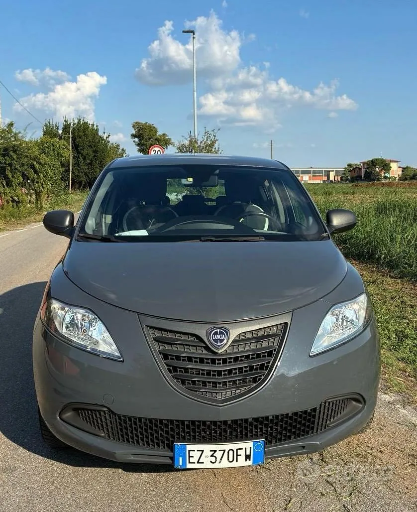 Lancia Ypsilon 2015 photo 2
