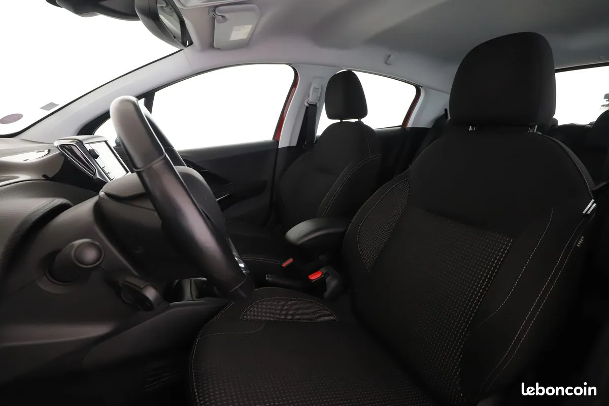 Peugeot 208 2018 photo 5