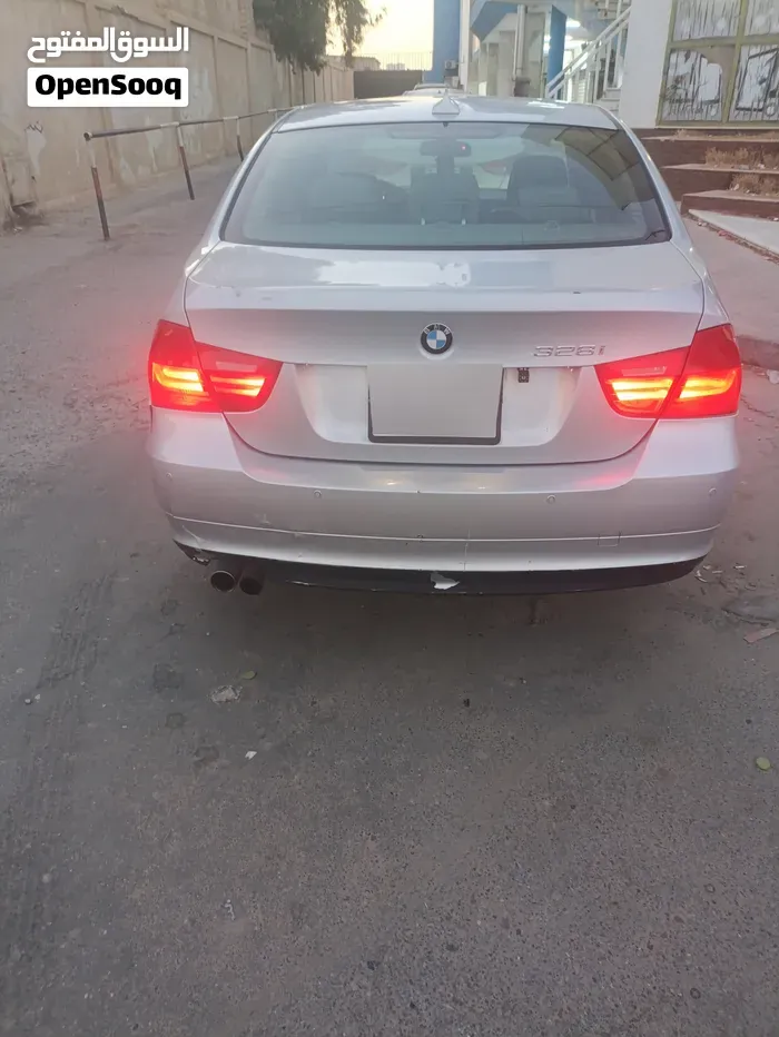 BMW 3 Series 2011 photo 2