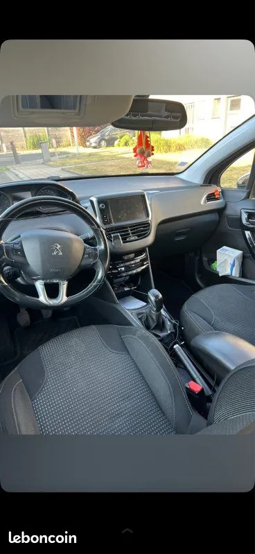 Peugeot 208 2017 photo 2