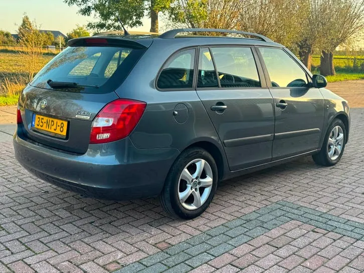 Skoda Fabia 2010 photo 3