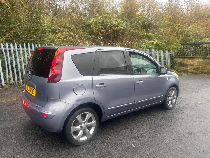 Nissan Note 2011 photo 2