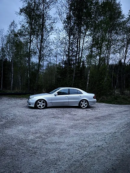 Mercedes-Benz E320 2004 photo 2