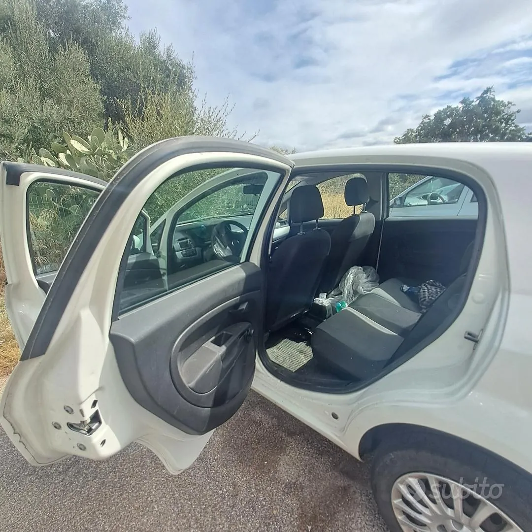 Fiat Grande Punto 2014 photo 3