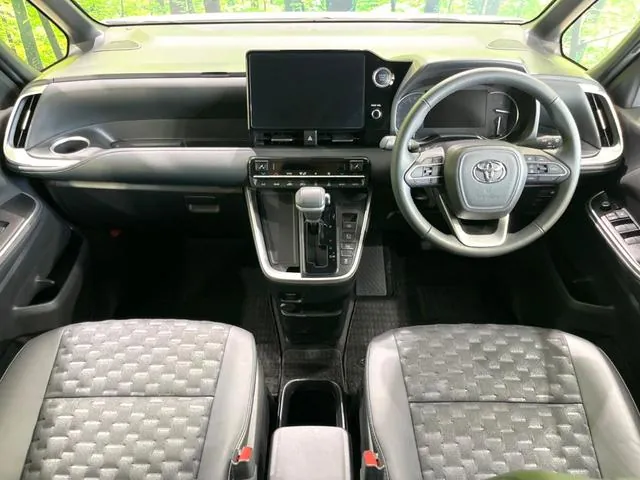 Toyota Voxy 2023 photo 2