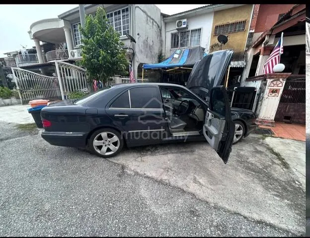 Mercedes-Benz 230E