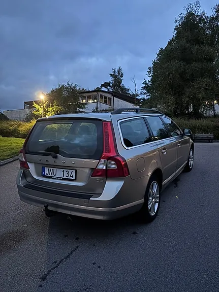 Volvo V70 2011 photo 2