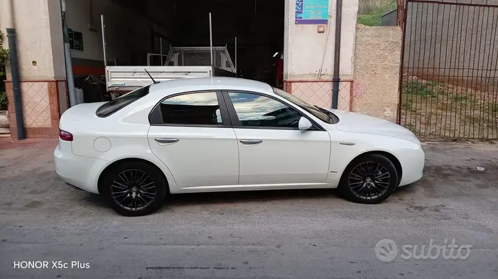 Alfa Romeo 159 2011 photo 3