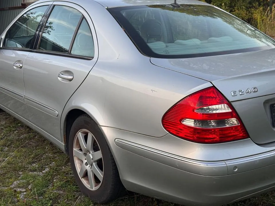 Mercedes-Benz E 240