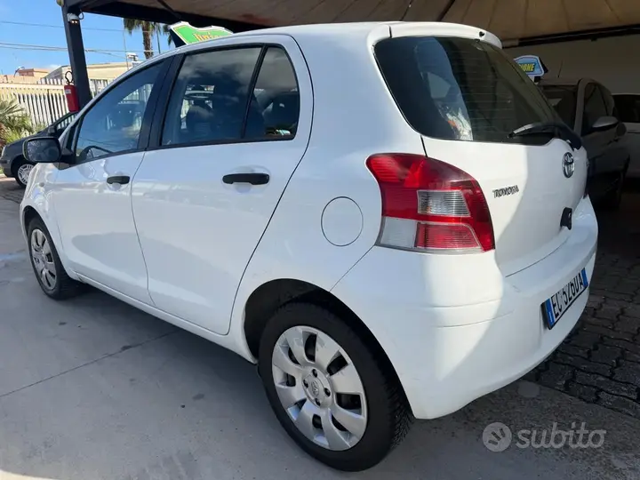 Toyota Yaris 2010 photo 3