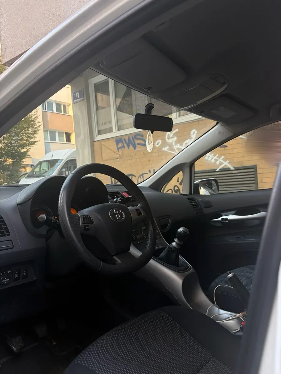 Toyota Auris 2010 photo 3