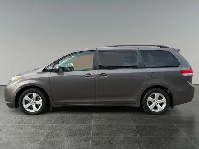 Toyota Sienna 2012 photo 2