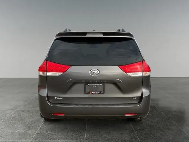 Toyota Sienna 2012 photo 5