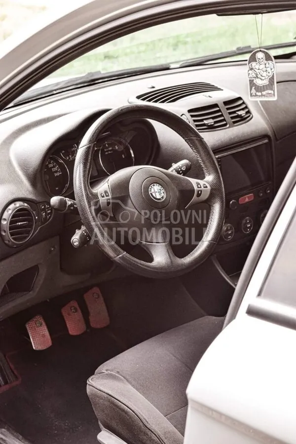 Alfa Romeo 147 2008 photo 5