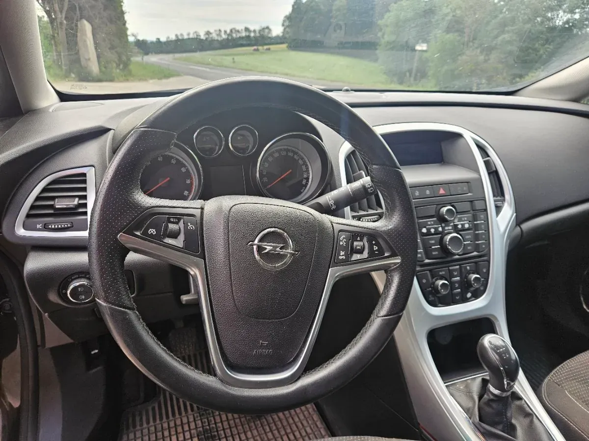 Opel Astra 2010 photo 2