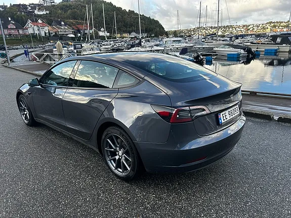 Tesla Model 3 2023 photo 2