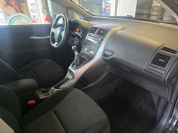 Toyota Auris 2010 photo 5