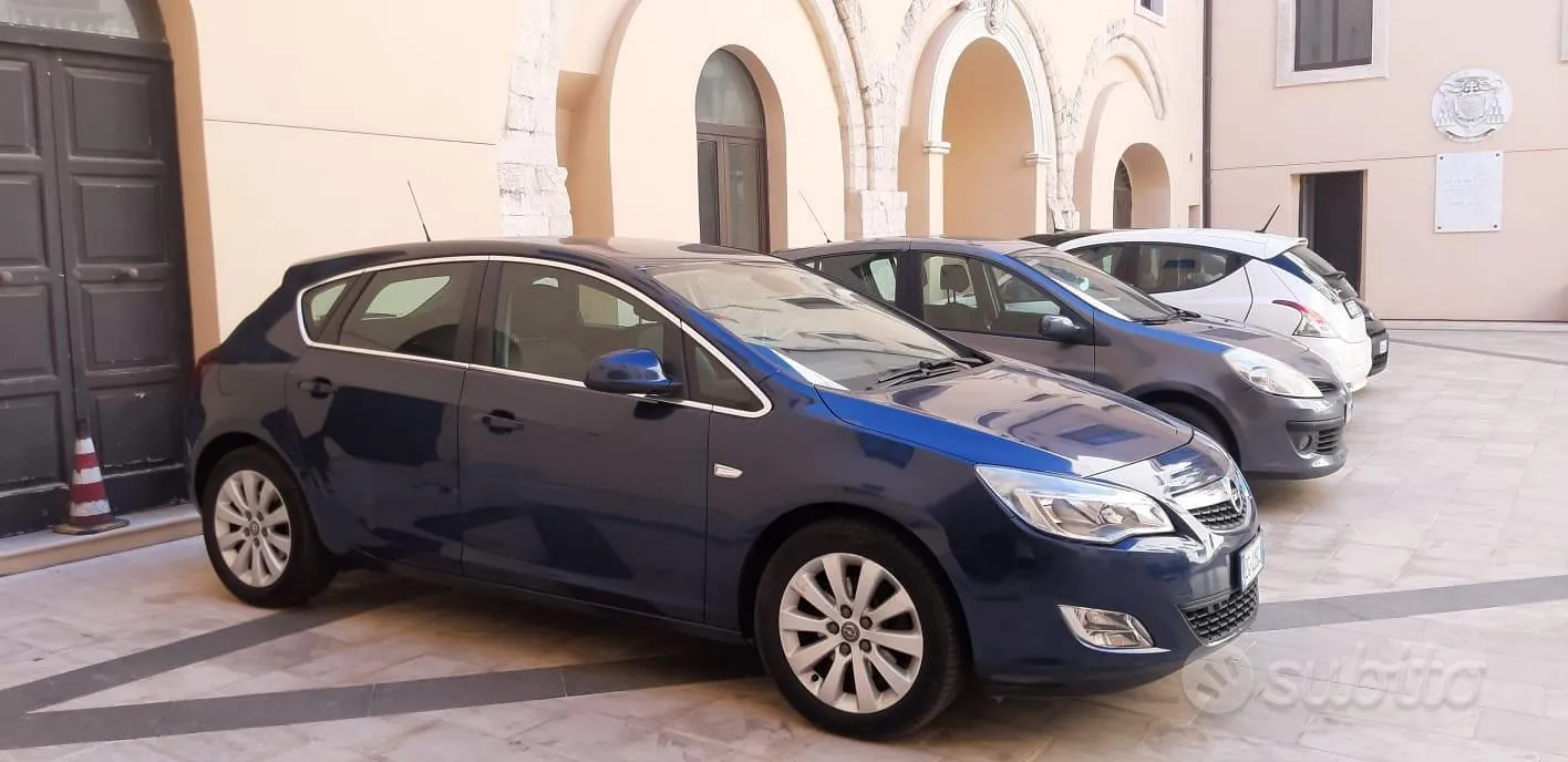 Opel Astra 2011 photo 2