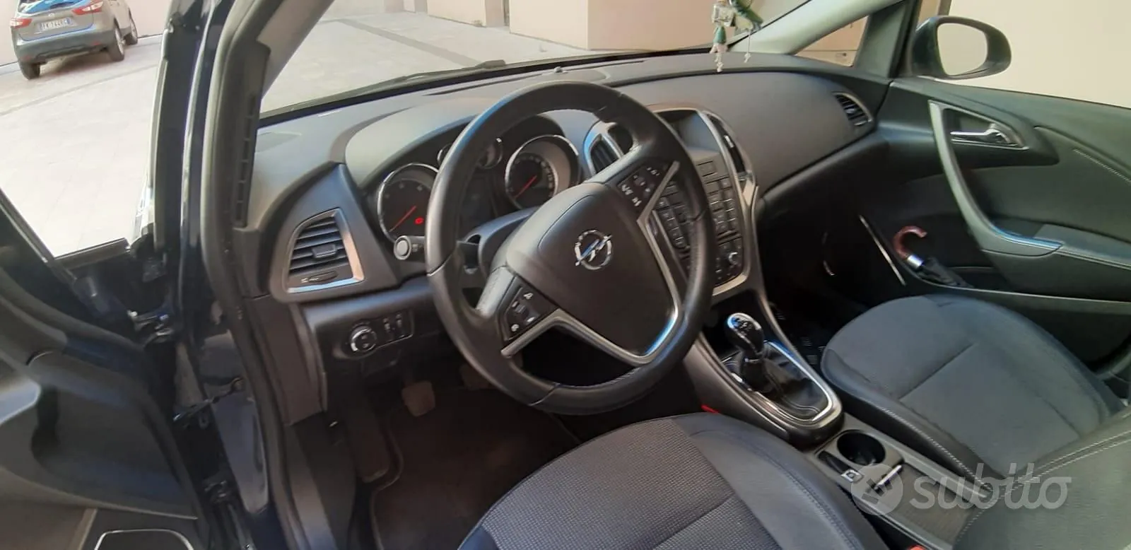 Opel Astra 2011 photo 4