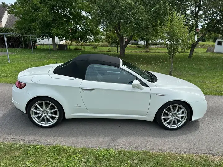 Alfa Romeo Spider 2011 photo 3
