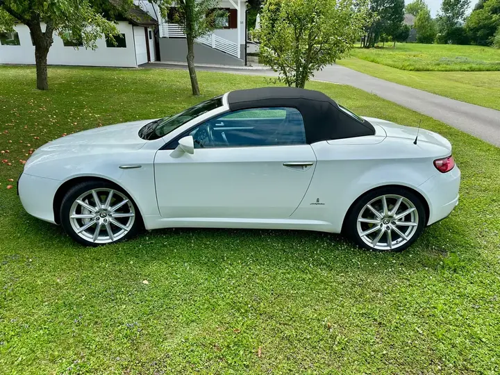 Alfa Romeo Spider 2011 photo 2