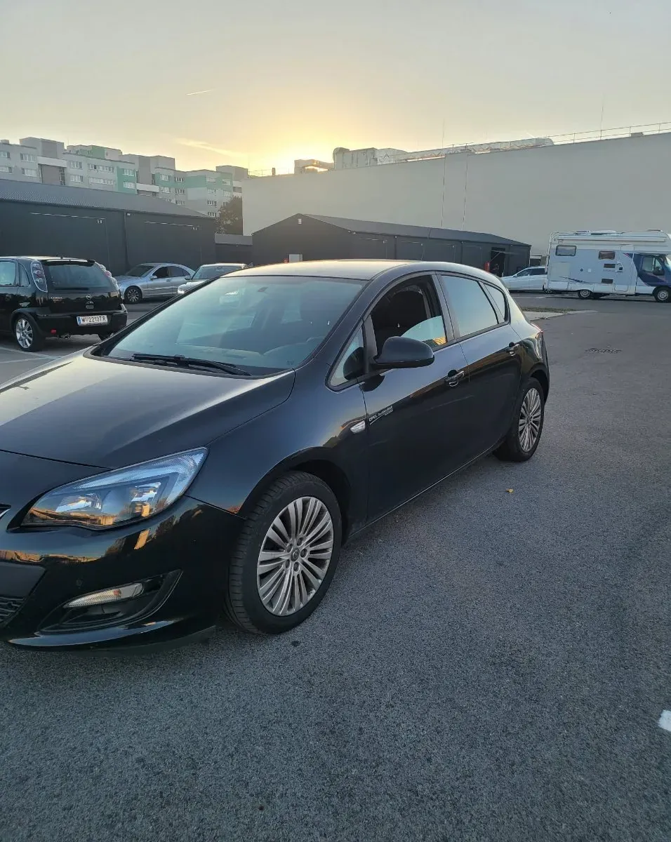 Opel Astra 2012 photo 3