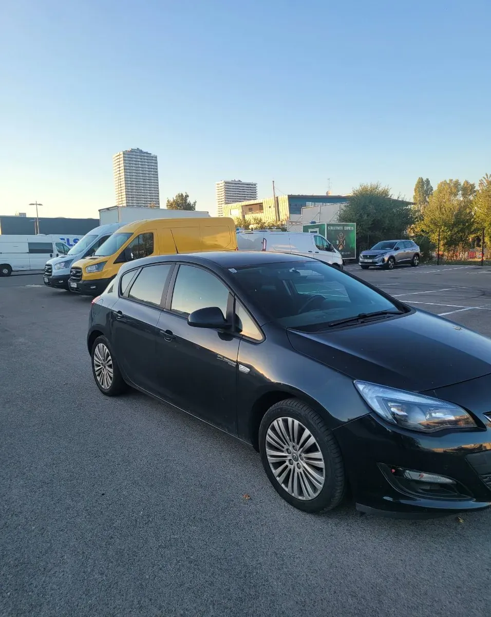 Opel Astra 2012 photo 2