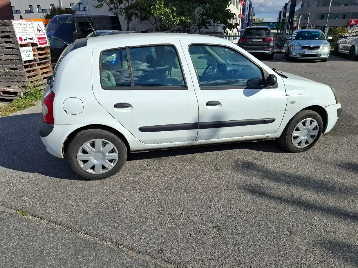 Renault Clio 2004 photo 2