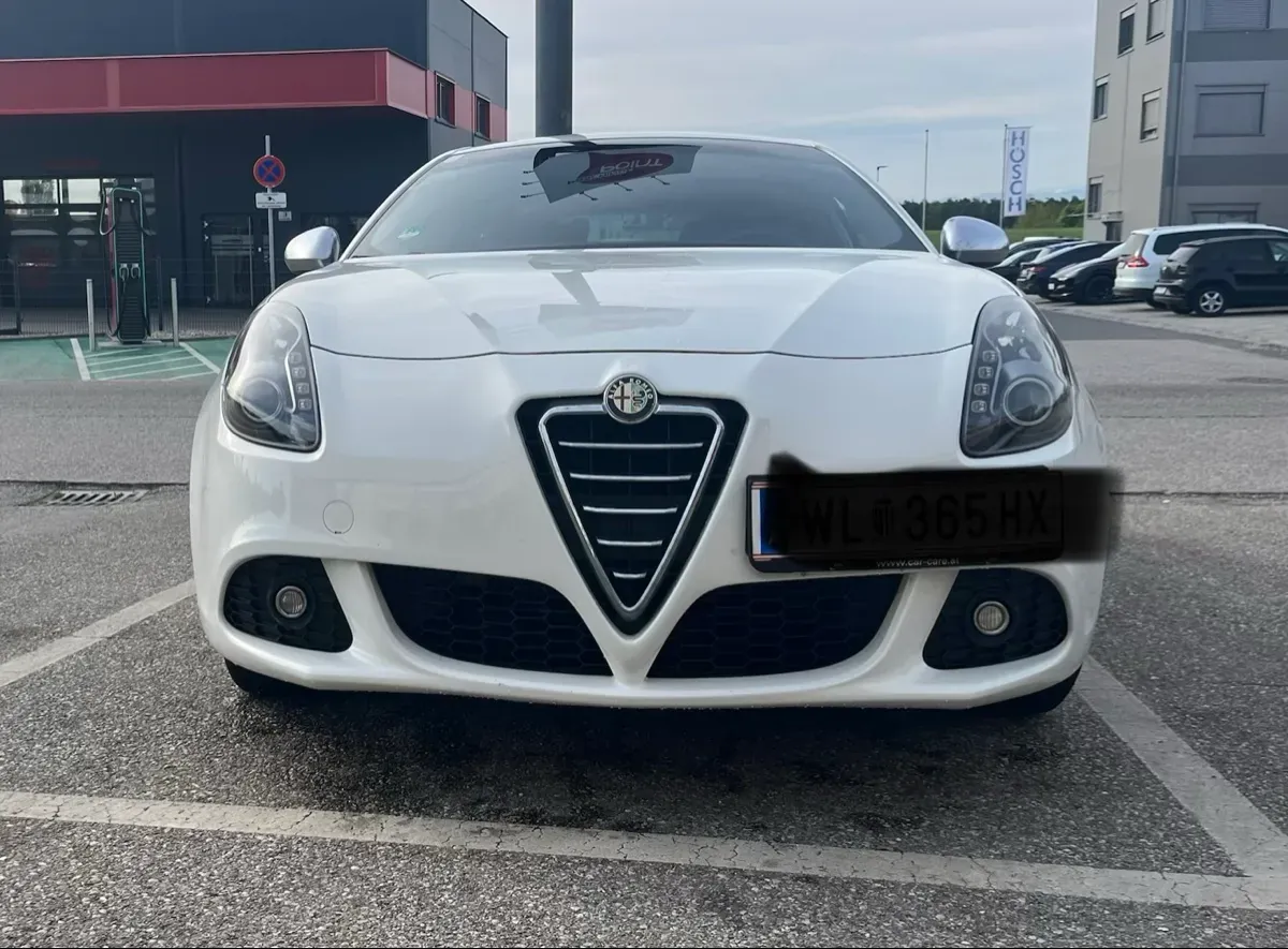 Alfa Romeo Giulietta 2012 photo 2