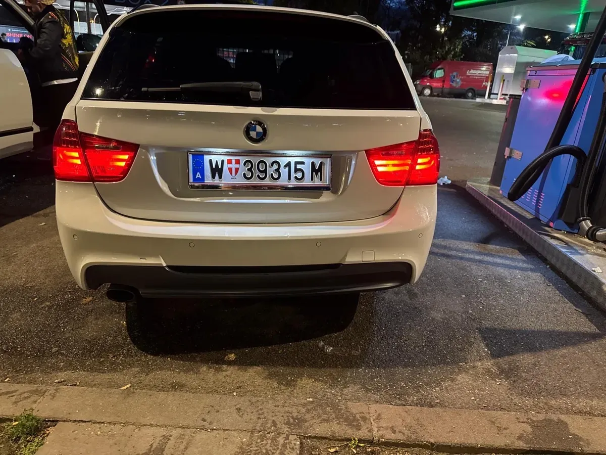 BMW 3 Series 2011 photo 2