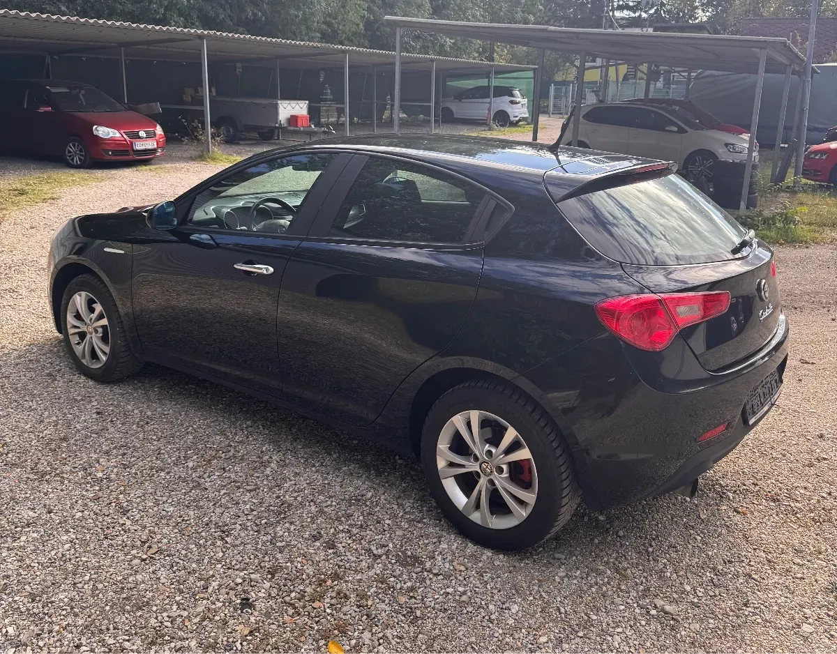 Alfa Romeo Giulietta 2012 photo 2