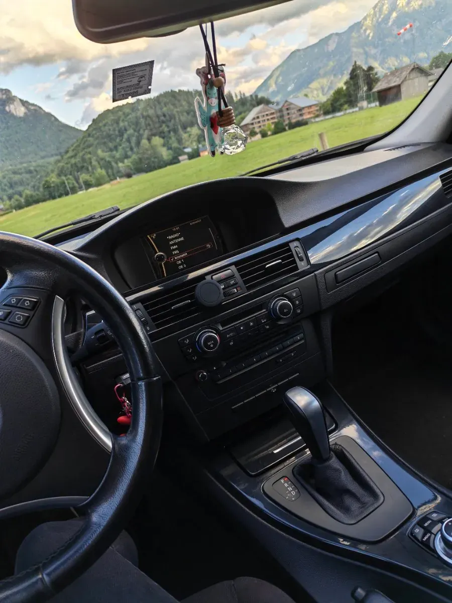 BMW 3 Series 2010 photo 3