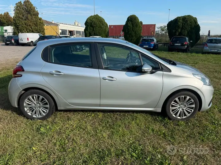 Peugeot 208 2017 photo 3