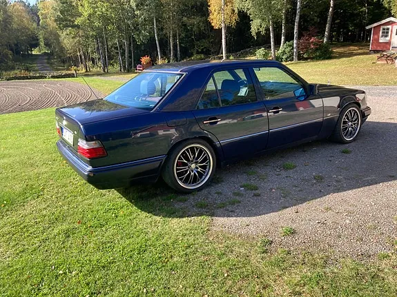 Mercedes-Benz E200 1995 photo 3
