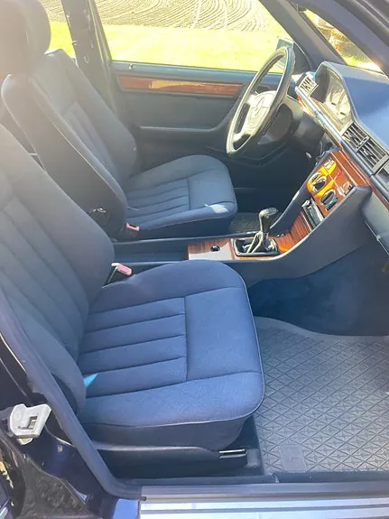 Mercedes-Benz E200 1995 photo 4