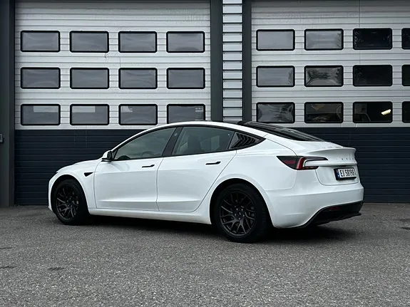 Tesla Model 3 2024 photo 3
