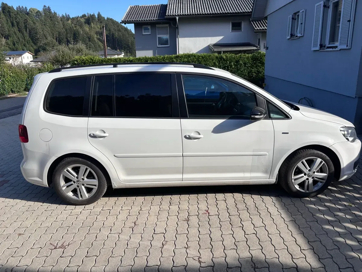 Volkswagen Touran 2012 photo 2