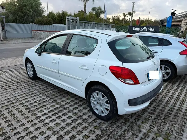 Peugeot 207 2012 photo 4