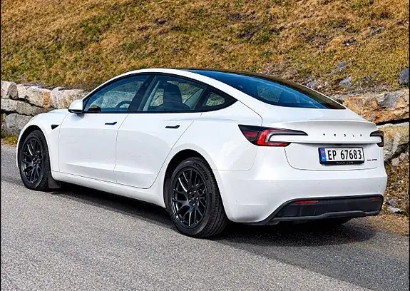 Tesla Model 3 2026 photo 2