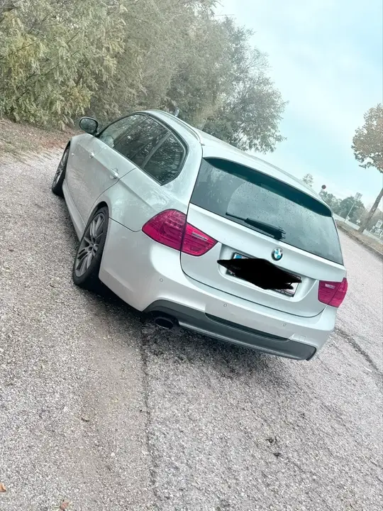 BMW 3 Series 2011 photo 2