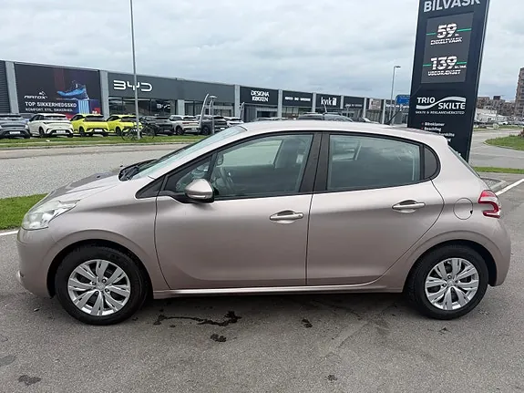 Peugeot 208 2012 photo 3