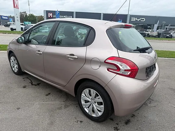 Peugeot 208 2012 photo 4