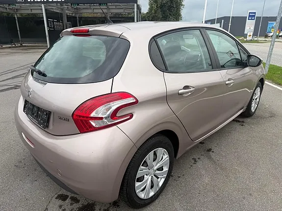 Peugeot 208 2012 photo 5