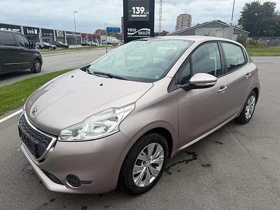 Peugeot 208 2012 photo 2