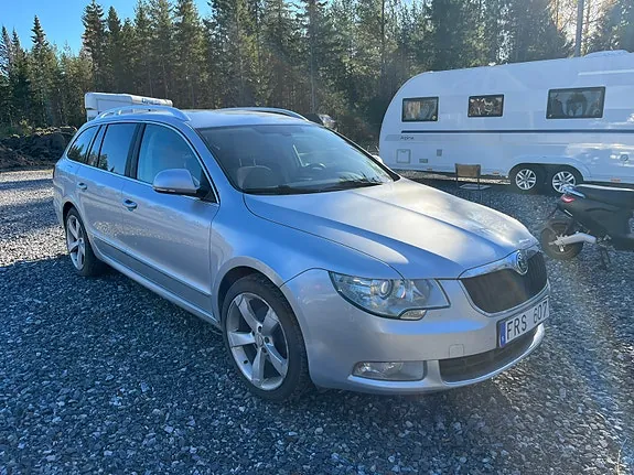 Skoda Superb 2012 photo 2
